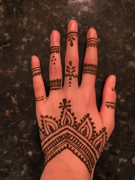 Cute Henna Finger Designs, Simple Traditional Henna Designs, Simplest Henna Designs, Cute Henna Designs Front Hand Simple, Hana Design Henna Tattoos Easy, Quick Easy Henna Designs, Henna Design Ideas Hand, Easy Henna Art For Beginners, Single Finger Henna