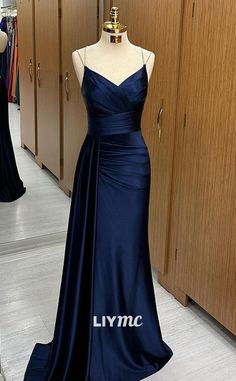 Elegeant Dresses, Aesthetic Dress For Prom, Formal Party Dress Long, Prom Dress Shopping Outfit, Long Dress Hoco, Deep Blue Dress Formal, Cute Hoco Dresses Long, Dark Blue Elegant Dress, Long Navy Blue Dress