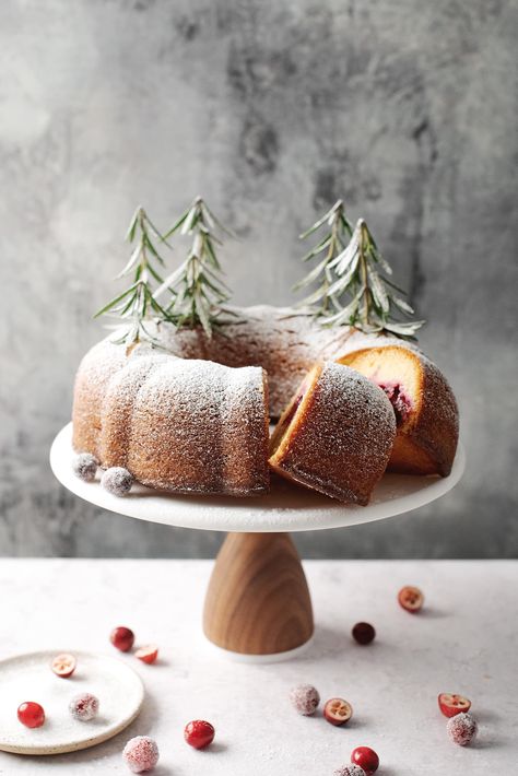 Orange Christmas Cake, Bundt Cake Decorations, Orange Bundt Cake Recipe, Cranberry Orange Bundt Cake, Christmas Food Photography, Christmas Bundt Cake, Cranberry Orange Cake, Orange Bundt Cake, Orange Pound Cake