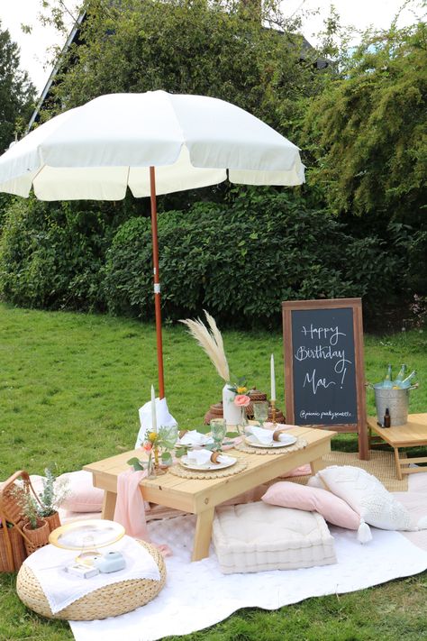 Pink And White Picnic, Picnic Simple Ideas, Professional Picnic Setup, Picnic Party Set Up, Outdoor Picnic Decor, Lavender Picnic, Picnic Umbrella, Picnic Party Theme, Picnic Event Ideas