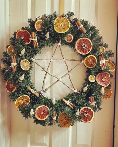 Yule Door Decorations, Yule Ideas Pagan, Witchy Yule Wallpaper, Yule Outdoor Decorations, Traditional Yule Decorations, Yule Wreath Diy, Yule Diy Decorations, Yule Tree Ideas, Yule Traditions Pagan