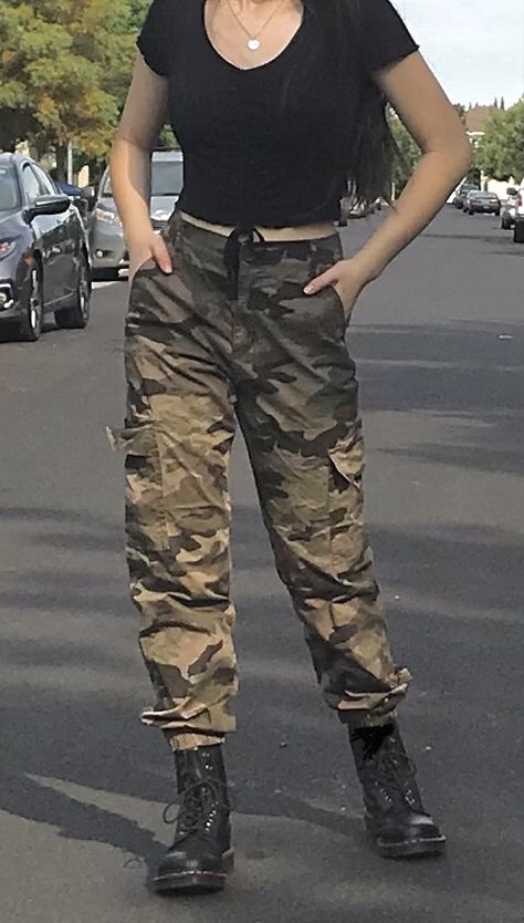 Army Camo Cargo Pants Outfit, Army Fashion Women, Army Pants Aesthetic, Cute Combat Outfits, Military Girl Aesthetic Outfit, Army Trousers Outfits, Cami Pants Outfits, Camoflauge Outfits Aesthetic, Cargo Pants Outfits Aesthetic