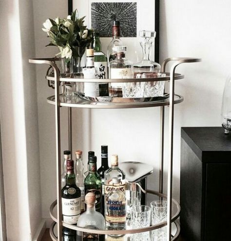 Pottery Barn Gold Bar Cart, Bar In Casa, Drinks Bar, Bar Cart Styling, Drinks Trolley, Bar Cart Decor, Home Bar Decor, Contemporary House Design, Mini Bar