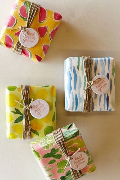 Cute soap packaging idea... | Creative packaging | Packing ideas | Packaging creativity | | Creative ideas | https://www.paperhivestudio.com/?utm_content=buffer3a927&utm_medium=social&utm_source=pinterest.com&utm_campaign=buffer Handmade Soap Packaging, Wrapped Presents, Desain Pantry, Soap Packing, Gift Wrapping Inspiration, Creative Gift Wrapping, Soap Packaging, Pretty Packaging, Packaging Ideas