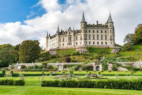 The Best Castles to Visit in England, Wales, and Scotland Inveraray Castle, Bodiam Castle, Scotland Vacation, Castles To Visit, Castle Pictures, Cairngorms National Park, English Castles, The Tower Of London, Edinburgh City