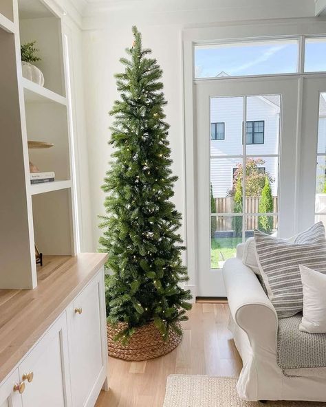 Small Apartment Christmas Tree, Narrow Christmas Tree, Natal Natural, Christmas Tree Decorating Ideas, Tree Decorating Ideas, Christmas Tree Base, Christmas Decorations Apartment, Slim Tree, Slim Christmas Tree