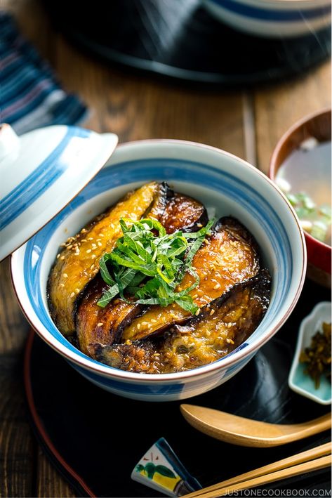 Simple Meat Recipes, Healthy Steamed Recipes, Vegetarian Japanese Food, Japanese Comfort Food, Japanese Healthy Food, Vegan Rice Bowl, Sliced Eggplant, Glazed Eggplant, Japanese Vegan