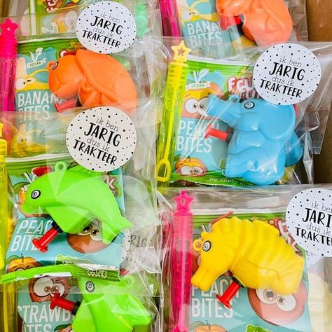 Finding toddler party favors for a Birthday can sometimes be tricky. I've rounded up over 100 ideas for you. From the bags that hold them, to cheap and easy fillers or favors that aren't junk. I'm going to run through all of the different options and help you decide what types of favors you need for your goodie bags. Head over to A Visual Merriment for the deets! | #toddler #party #favor Cheap Kids Party Favors, Toddler Party Favors, Easy Party Favor, Goodie Bags For Kids, Birthday Party Packs, Boy Party Favors, Bags For Kids, Toddler Birthday Party, Toddler Parties