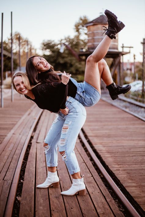 Cute Poses Best Friends, Cute Pic Poses Best Friends, Photography Ideas For Friends, Poses For Pictures Best Friends, Sister Pics Ideas, 2 Girls Photoshooting Best Friends, Pose Ideas For Two Friends, Besties Pictures Best Friend Photography, Senior Picture With Best Friend