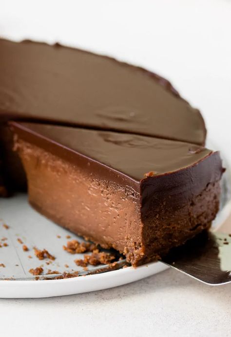 Amazing Creamy Chocolate Cheesecake - Pretty. Simple. Sweet Creamy Chocolate Cheesecake, Triple Chocolate Cheesecake, Chocolate Wafer Cookies, Chocolate Cheesecake Recipes, Godiva Chocolate, Chocolate Dreams, Chocolate Wafers, Types Of Cakes, Chocolate Topping