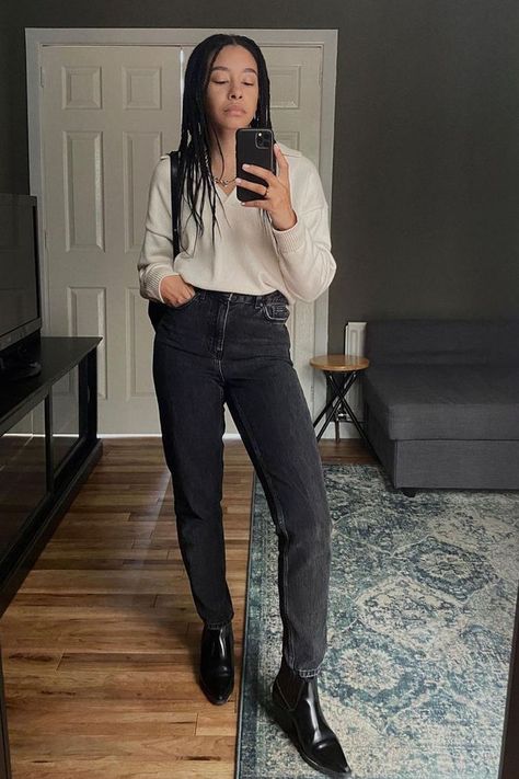 Black Stone Wash Jeans Outfit, Off Black Jeans Outfit, Black Tapered Jeans Outfit, Black Vintage Jeans Outfit, Vintage Black Jeans Outfits, Black Mom Jeans Outfit Spring, Tops For Black Jeans, Work Outfits Black Jeans, Nice Black Jeans Outfit