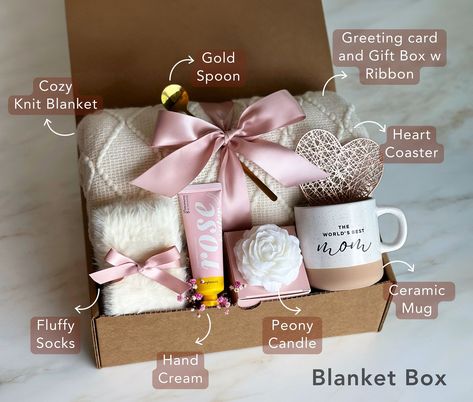 GIFT BOX INCLUDES:♥ Ceramic Speckled Mug (world's best mom printed)♥ Off White Fuzzy Socks (one size fits most)♥ Rose shaped scented candle♥ Off White Throw Blanket♥ Heart Shaped Coaster♥ Rose Hand Cream♥ Gold Spoon Beige Gift Box Ideas, Gifting Business Ideas, Diy Gift Sets For Women, Best Gift Ideas For Women, Gift Box Business Ideas, One Rose Gift, Gift Basket For Moms, Creative Gift Box Ideas, Mom Bday Gifts Ideas