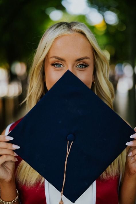 Picture Poses Graduation, Graduation Poses For Females, Simple Graduation Poses, Graduation Shoots Ideas, Graduations Ideas Photo, High School Graduation Inspo Pics, College Portraits Graduation Pictures, Graduation Cap And Gown Pics, Grad Portrait Ideas