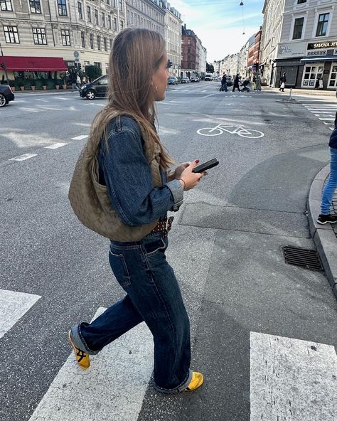 strolling around the city🎪🎪 Copenhagen Style Fall 2024, Copenhagen Autumn Style, Copenhagen Style Winter, Scandi Style Fashion, Strolling Around The City, Copenhagen Winter, Scandi Winter, Scandi Girl, Study Outfit