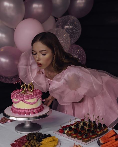 Cake Photoshoot, Birthday 30, Photo Styles, 20th Birthday Party, Birthday Aesthetic, Aesthetic Birthday, Birthday Goals, Cute Birthday Pictures, 21st Birthday Photoshoot