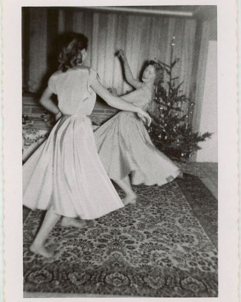 𝓥𝓲𝓬𝓽𝓸𝓻𝓲𝓪. 🥀 on Instagram: “Hoping my Christmas is as fun as these ladies Christmas looks! 🎄 {#vintage #1940s #1950s #christmas #retro #swingdance #oldhollywood…” Vintage Christmas Photos, Fake Christmas Trees, Christmas Instagram, Nyc Christmas, Real Christmas Tree, Mid Century Christmas, Christmas Photoshoot, City Wallpaper, Christmas Past