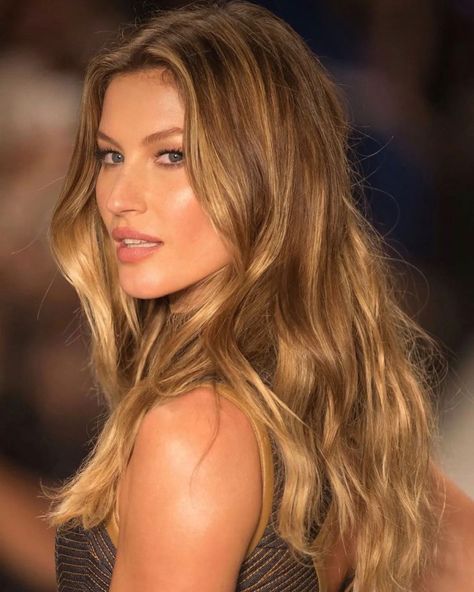 Gisele Bündchen Online ♡ | Gorgeous Golden Goddess aka Gisele ✨ | Instagram Haley Bieber Haircut, Honey Blonde Hair On Dark Brown Hair, Bronde Caramel Hair, Dark Blonde Hair Golden, Rich Blonde Hair Color, Bronde Caramel Balayage, Warm Hair Color Ideas Blonde, California Highlights Hair, Brunette To Honey Blonde