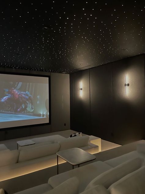 Home Cinema Room Ideas Interior Design, Aesthetic Movie Room, Movie Room Aesthetic, At Home Cinema, Modern Theater Room, Indoor Movie Theater, Home Cinema Room Ideas, Home Theatre Room Ideas, Home Movie Theater