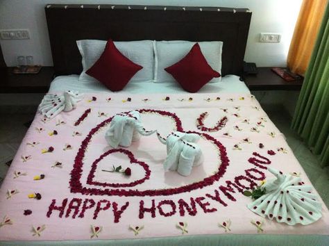 Honeymoon Special Flower Bed Decoration in I CLoud Munnar Honeymoon Decorations Hotels, Honeymoon Decorations, Happy Honeymoon, Honeymoon Bedroom, Honeymoon Rooms, Romance Decor, Romantic Hotel Rooms, Wedding Night Room Decorations, Valentines Bedroom