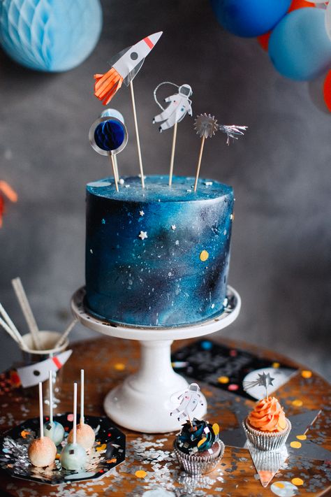 Space cake!#spaceparty#spaceship#spacepartycake#spacepartyideas#partystyling#partyideas#kidsparty#birthdayparty#merimeriparty Space Themed Birthday, Galaxy Party, Galaxy Cake, Space Theme Party, Outer Space Birthday, Space Birthday Party, 2nd Birthday Party Themes, Party Platters, Space Birthday