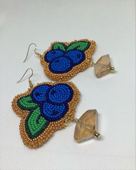 Beaded Blueberry Earrings, Beaded Blueberries, Caribou Tufting, Bunnies Crochet, Blueberry Earrings, Bead Templates, Beadwork Ideas, Earrings Patterns, Native Beadwork