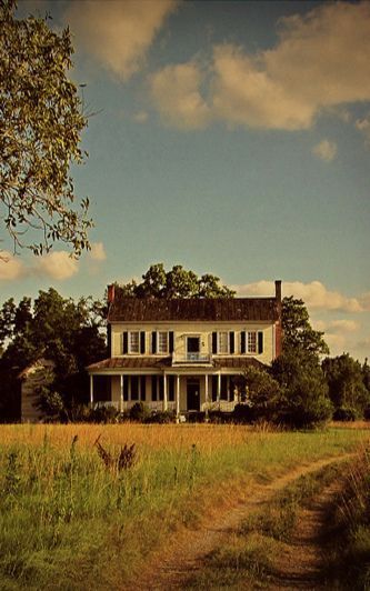 The Road Past The Old Farm House. This looks like a similar setting with our old house. Clapboard House, Southern Farmhouse, Farm Houses, Old Farm Houses, Country Houses, Farms Living, Up House, Dirt Road, Old Farmhouse