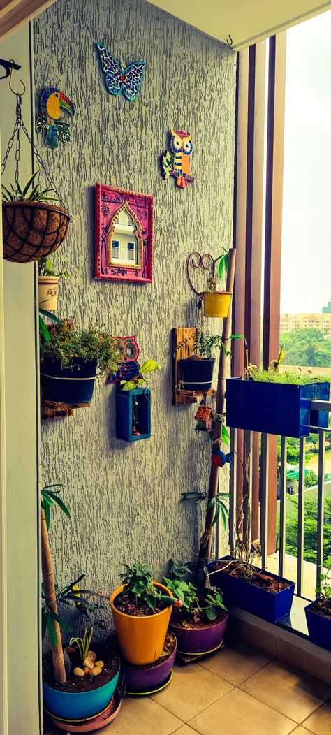 Balcony Colour Ideas, Balcony Decor Ideas Indian, Balcony Diy Decor, Small Balcony Decor Indian, Diy Balcony Decor Ideas, Balcony Wall Decor, Balcony Garden Design, Plant Balcony, Making Frames