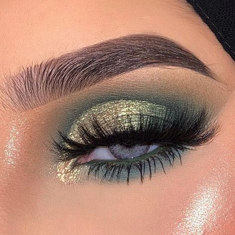 Quinceanera Emerald Green Cake, Emerald Green High Heels, Dark Green Quinceanera Theme, Sage Quinceanera, Green And Gold Makeup, Emerald Eye Makeup, 16 Nails, Green Eyeshadow Look, Prom Eyes