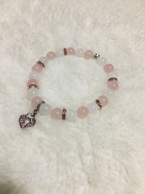 Diy Jewelry Videos, Girly Bracelets, Grunge Jewelry, Beaded Jewels, Diy Bracelet Designs, Rose Quartz Beads, Locket Charms, Beads Bracelet Design, Heart Locket