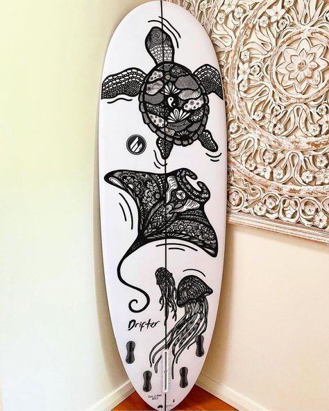 Painting Surfboards Diy, Surf Board Designs Surfboard Art, Skateboard Decks Design, Surf Board Painting, Beach Theme Tattoos, Painted Surfboard, Surfboard Drawing, Surfboards Artwork, Surf Room Decor