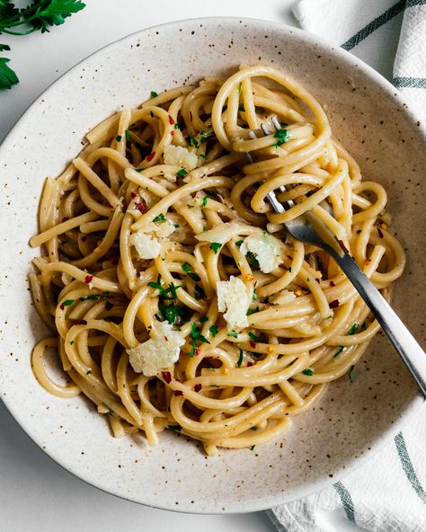 When you’re craving a bowl of childhood comfort with just a hint of adulting, make yourself a bowl of these garlicky brown butter parmesan noodles #recipes #dinner #easy #brownbutter #garlicnoodles #parmesan #butternoodles Butter Parmesan Noodles, Best Italian Dishes, Parmesan Noodles, Garlic Parmesan Pasta, Vegan Bolognese, Noodles Recipes, Buttered Noodles, Tasty Dinner, Pasta Ingredients