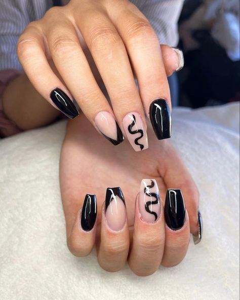 Black snake acrylic nails Simple Snake Nails, Taylor Swift Reputation Inspired Nails, Snake Halloween Nails, Reputation Era Nails, Snake Nails Acrylic, Black Alligator Nails, Snake Acrylic Nail Designs, Nails With Snake, Black And Red Snake Nails