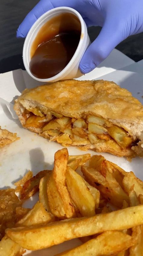 Chip Butty Recipe, Chip Butty Sandwiches, Chips And Gravy, Chips Sandwich, Sandwich And Chips, Chip Sandwich, Chip Butty, Fried Chips, Sandwich Sauces