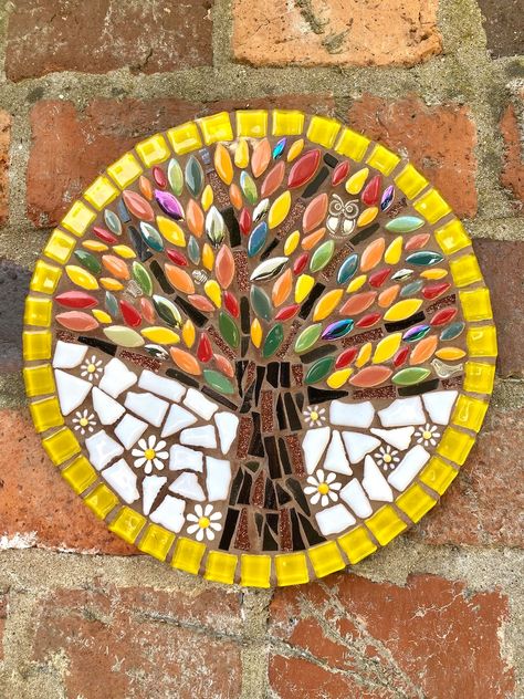 Garden Mosaics Ideas, Mosaic Garden Stepping Stones, Round Mosaic Patterns, Mosaic Projects For Beginners, Simple Mosaic Patterns, Fairy Mosaic, Easy Mosaic Patterns, Mosaic Tree Of Life, Tree Of Life Mosaic