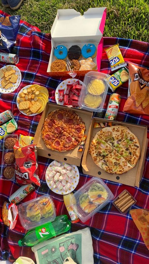 Picnic Pizza Ideas, Yummy Picnic Foods, Picnic Food Ideas Birthday, Pizza Picnic Aesthetic, Piknik Ideas Food, Picnic Food Ideas For A Date, Birthday Picnic Food, Picnic Food Ideas For A Crowd, Pizza Picnic Date