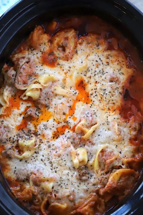 Slow Cooker Tortellini Pasta Bake Essen, Pasta No Meat, Tortellini Pasta Bake, Tortellini Recipes Crockpot, Slow Cooker Tortellini, Crockpot Tortellini, Frozen Tortellini, Pasta Tortellini, Tortalini Recipes