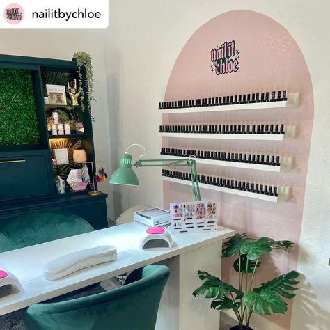 Vip Aesthetic, Nail Room Ideas Home, Home Nail Salon Ideas, Nail Technician Room, Pink Nail Salon, Ideas Decoracion Salon, Gelpolish Nails, Nail Room Ideas, Nail Salon Interior Design