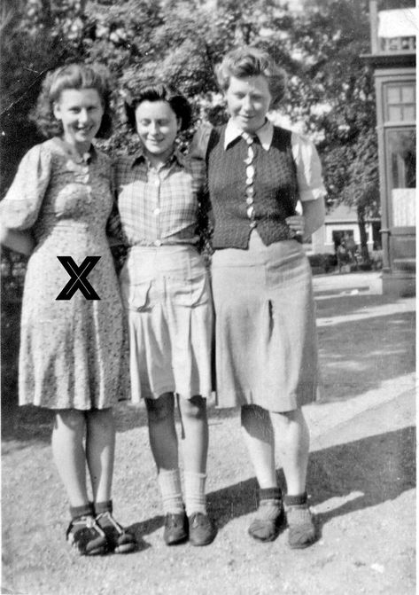 Schaft, Jannetje Johanna "Hannie" - WW2 Gravestone 40s Mode, 1940s Photos, Plaid Party, Dirndl Skirt, Fashion 1940s, Plaid Wool Skirt, Teddy Boys, Vintage Blog, Three Women