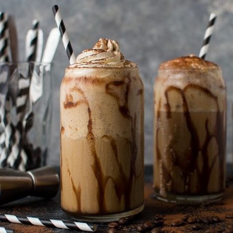 Boozy coffee milkshakes - creamy, decadent milkshakes made with coffee ice cream, espresso, Kahlua and Irish Cream. Oreo Coffee, Coffee Milkshake Recipe, Boozy Milkshake, Coffee Milkshake, Coffee Shake, Mexican Coffee, Mexican Chocolate, Milkshake Recipes, Milk Shake