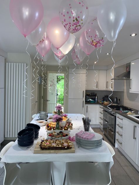 Kitchen Counter Birthday Party Decor, House Decorations For Birthday, Kitchen Balloon Decoration, Airbnb Birthday Decor, Birthday Breakfast Decorations, Porch Birthday Decorations, Kitchen Island Party Decor, Decorated Airbnb For Birthday, Birthday Kitchen Decorations