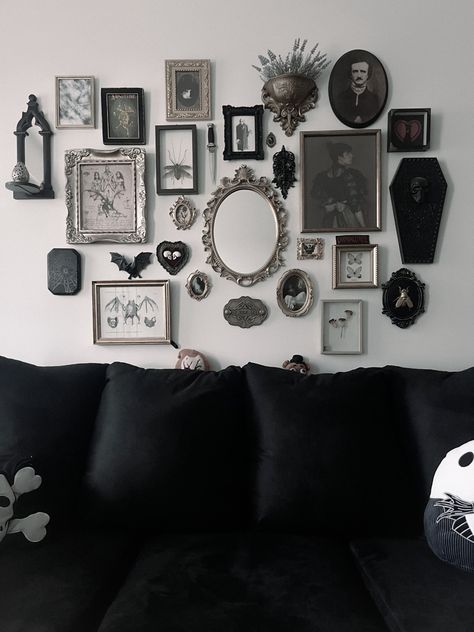 Gallery Wall Art Ideas, Dramatic Living Room, Aesthetic Lover, Gothic Decor Bedroom, Gothic Room, Decor Gallery Wall, Dark Home Decor, Wall Art Ideas, Future Apartment Decor