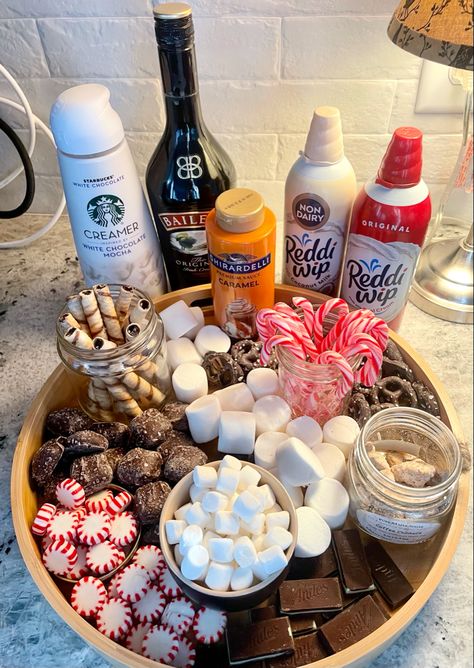 Fun Hot Cocoa Ideas, Birthday Hot Cocoa Bar, Christmas Hot Cocoa Charcuterie Board, Best Hot Chocolate Bar Ideas, Coffee And Chocolate Bar, Hot Chocolate Platter, Hot Coco Boards, Christmas Charcuterie Board Hot Coco, Charcuterie Board Hot Coco