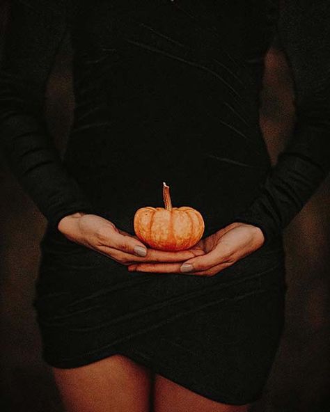 Pumpkin Announcement Pregnancy, Little Pumpkin Pregnancy Announcement, Halloween Pregnancy Announcement Photos, Pregnancy Halloween Announcement, Cute Fall Pregnancy Announcements, Pregnancy Announcement Pictures Fall, Fall Themed Pregnancy Announcement, Baby Anouncment Ideas Fall, Fall Maternity Announcement Pictures