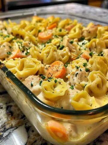 Veggie Tortellini, Tortellini Casserole, Shrimp Dip Recipes, Hamburger Potato Casserole, Breakfast Recipies, Family Supper, Hamburger Casserole, Hashbrown Recipes, Beef Gravy