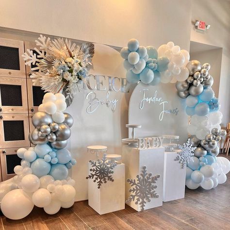 Winter Onederland First Birthday Balloon Arch, Snowflake Backdrop Ideas, Winter Wonderland Decorations Pink, Winter Wonderland Theme Baby Shower Boy, Snowflake Themed Party, Snowflake Gender Reveal Decorations, Let It Snow Baby Shower Theme, Winter Onederland Backdrop Ideas, Winter Wonderland Boy Baby Shower Ideas