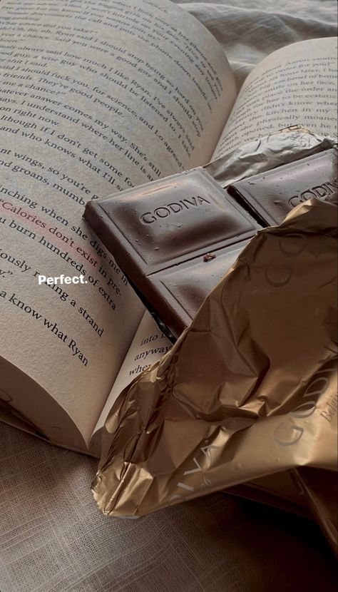 Bookstgram story ideas Godiva Aesthetic, Chocolate Bar Aesthetic, Chocolate Photography, Milka Chocolate, Book Flatlay, Mothers Day Chocolates, Chocolate Book, Chocolate Photos, Chocolate Pictures