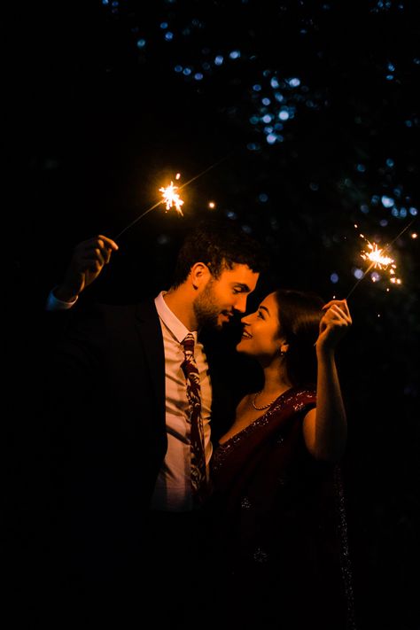 Couple Picture Ideas Wedding, Diwali Poses With Husband, Indian Wedding Preshoot, Diwali Photo Shoot For Couple, Wedding Photoshoot Ideas Indian, Diwali Photoshoot Ideas For Couple, Sparkler Photoshoot Couple, Cute Wedding Photoshoot, Pre Wedding Props Ideas