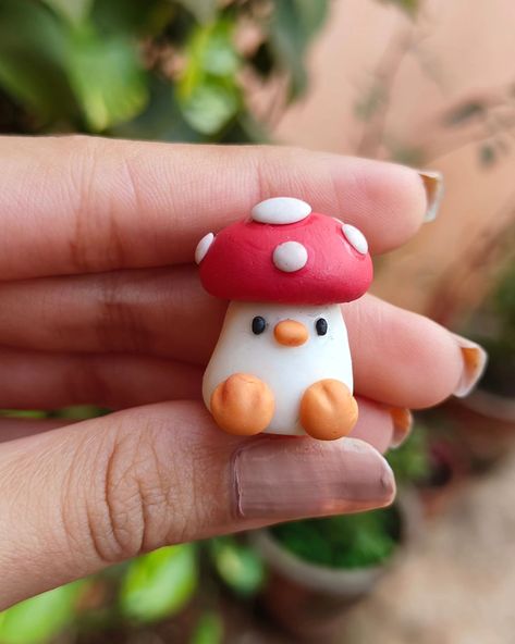 Mushroom duckie 🍄 #claycharm #desk friend #keychain Easy Clay Mushroom, Modeling Clay Ideas Halloween, Small Clay Mushroom, Easy Clay Ideas Animals, Air Dry Clay Creatures, Easy Mini Clay Ideas, Polymer Clay Crafts Keychain, Clay Ideas For Friends, Clay Charm Ideas Easy