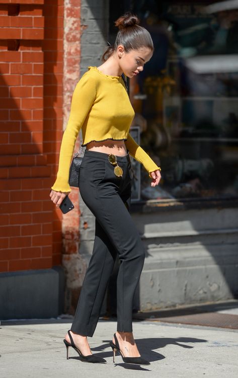 Selena Gomez Outfits Casual, Selena Gomez Shoes, Selena Gomez Street Style, Selena Gomez Outfits, Selena Gomez Cute, Selena Gomez Style, Stylish Aesthetic, Easter Outfit, Celebrity Street Style