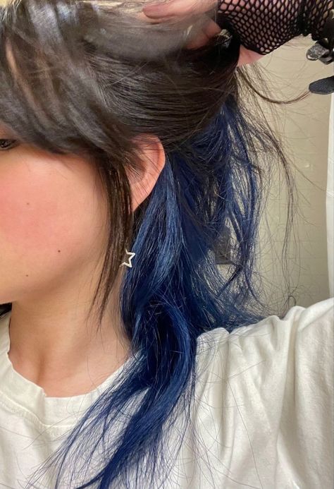 Hair Dye Reference, Wavy Hair Bangs, Layered Wavy Hair, Androgynous Hair, Dyed Hair Blue, Dark Blue Hair, Hair Color Underneath, Vlasové Trendy, Hair Inspiration Short